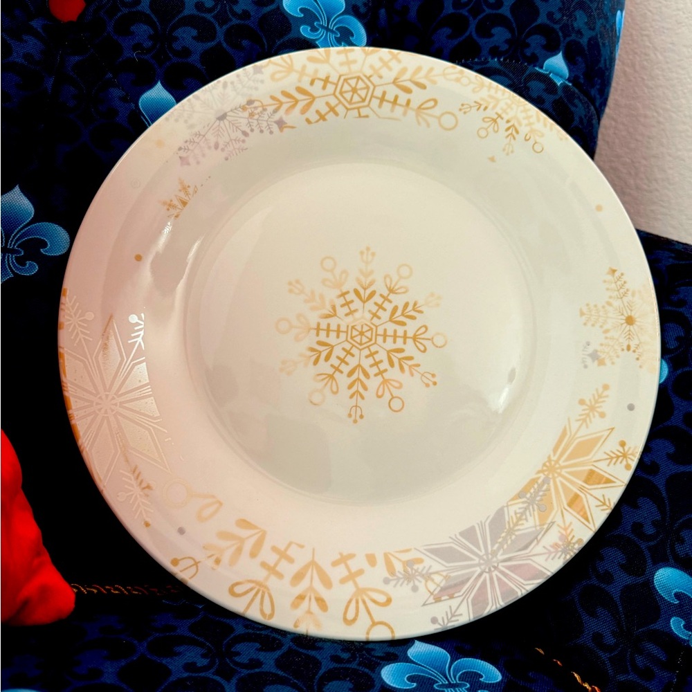 Royal Norfolk snowflake dinner plates